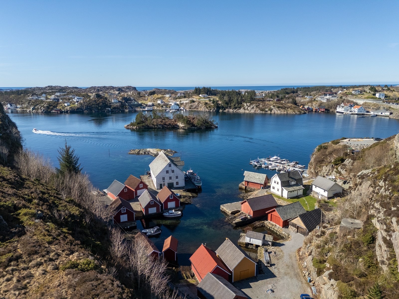 - Drømmer du om hytte nær sjøen? Da er dette en fantastisk mulighet - Galleribilde