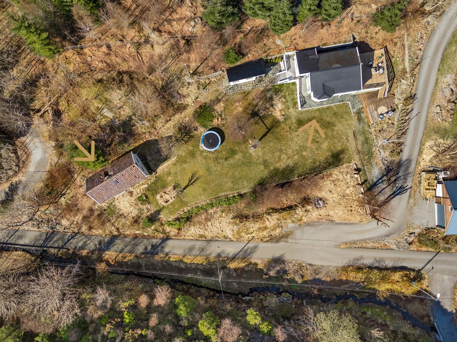 - Her kan du se boligen ovenfra med våningshuset på venstre side - Galleribilde
