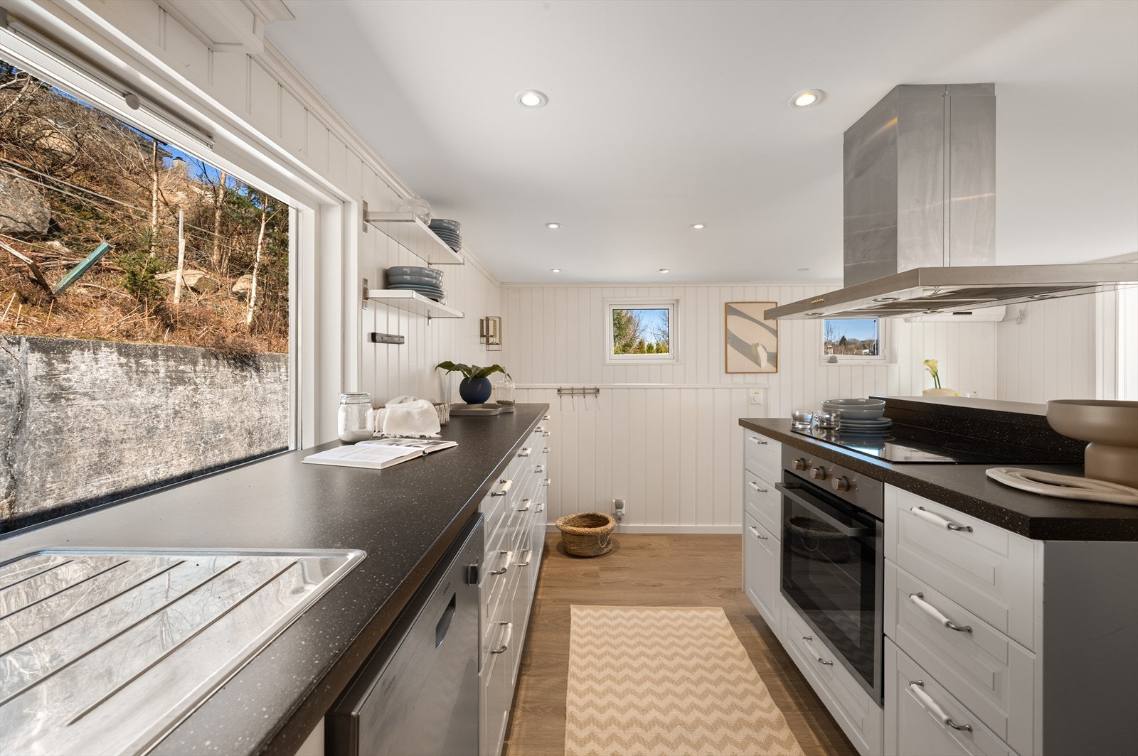 - Merk spotter i taket som gir god belysning under matlagingen - Galleribilde