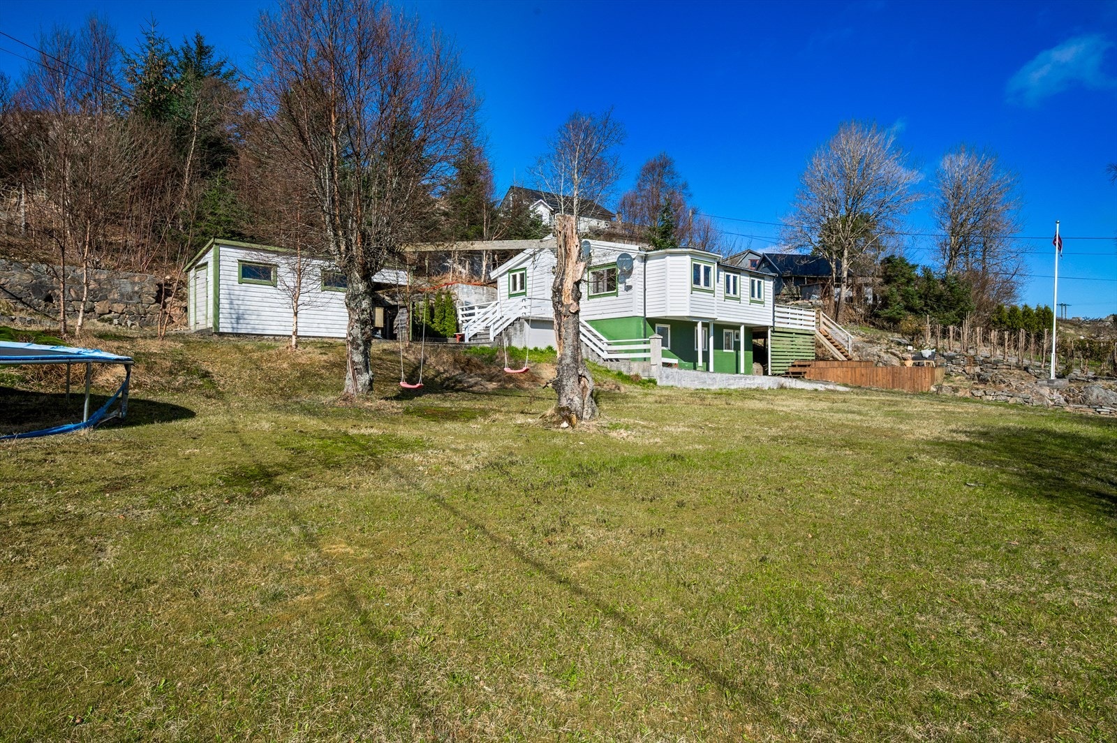 - Koselig hage med huske og en stor mark - Galleribilde