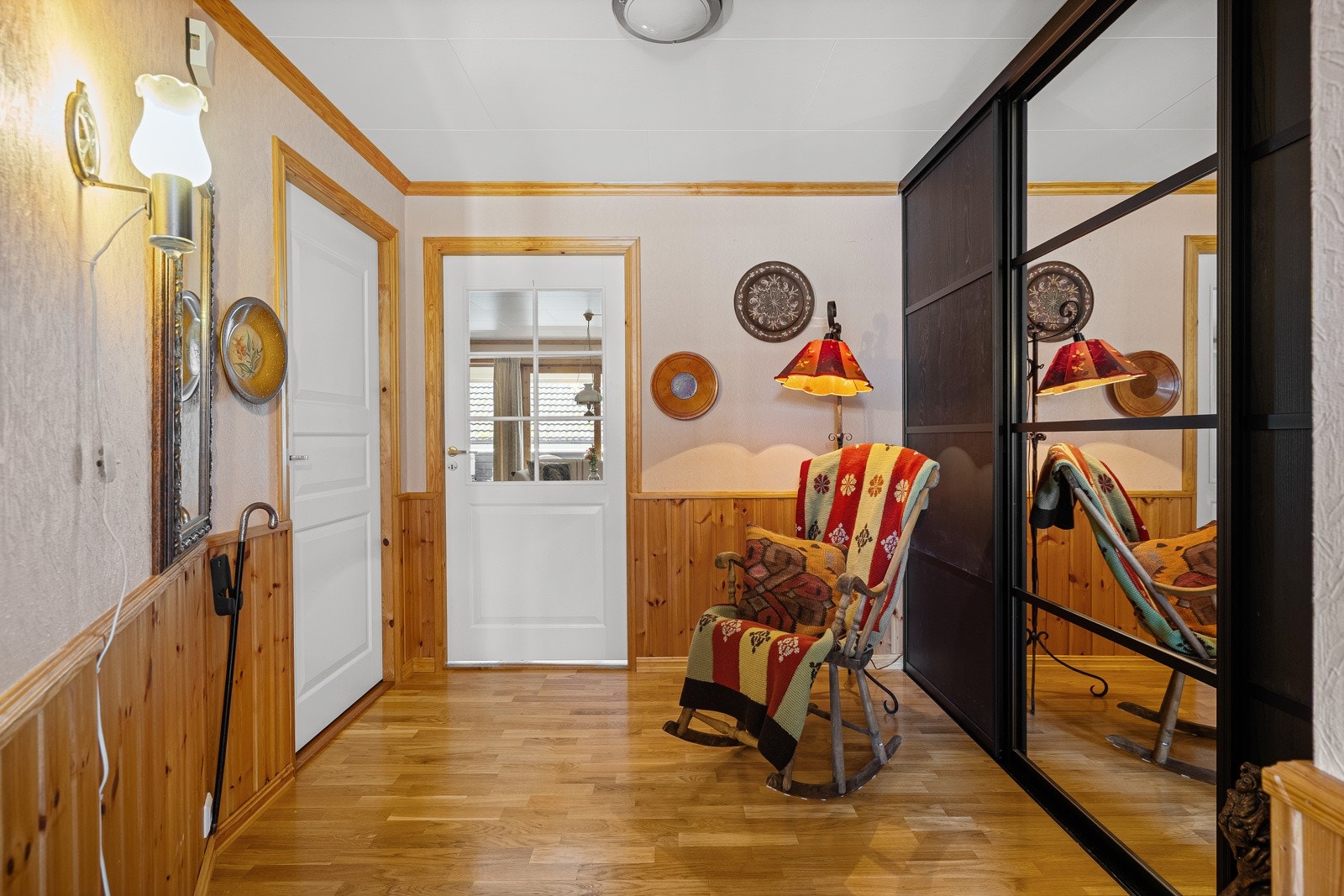 Entrè/gang med praktisk skyvedørsgarderobe. Galleribilde