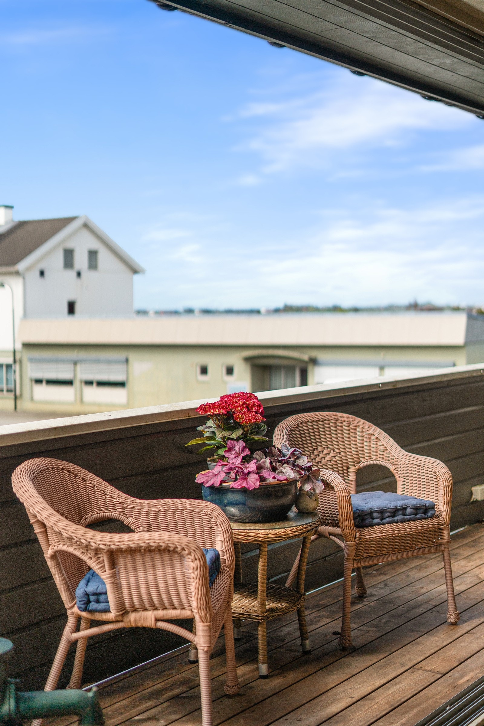 Kjekk terrasse hvor deler er innglasset med skyvedører i front. Galleribilde