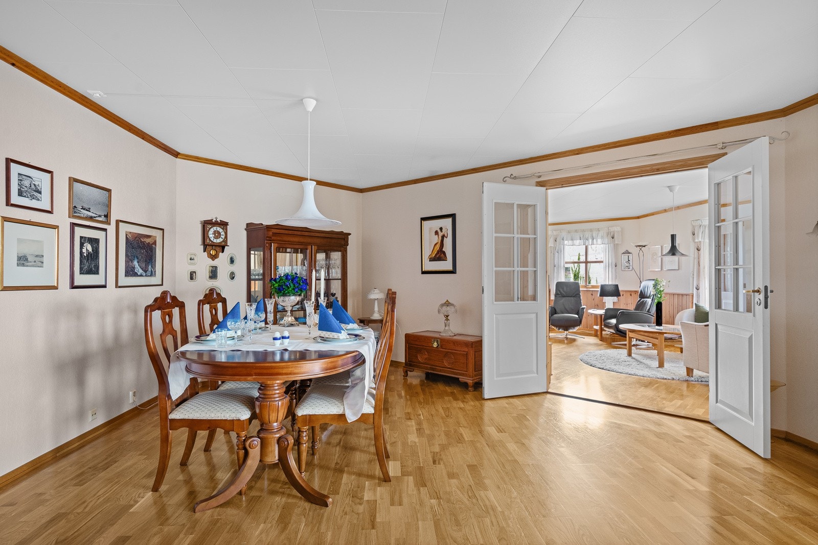 Rikelig med plass til langbord og flere middagsgjester. Galleribilde