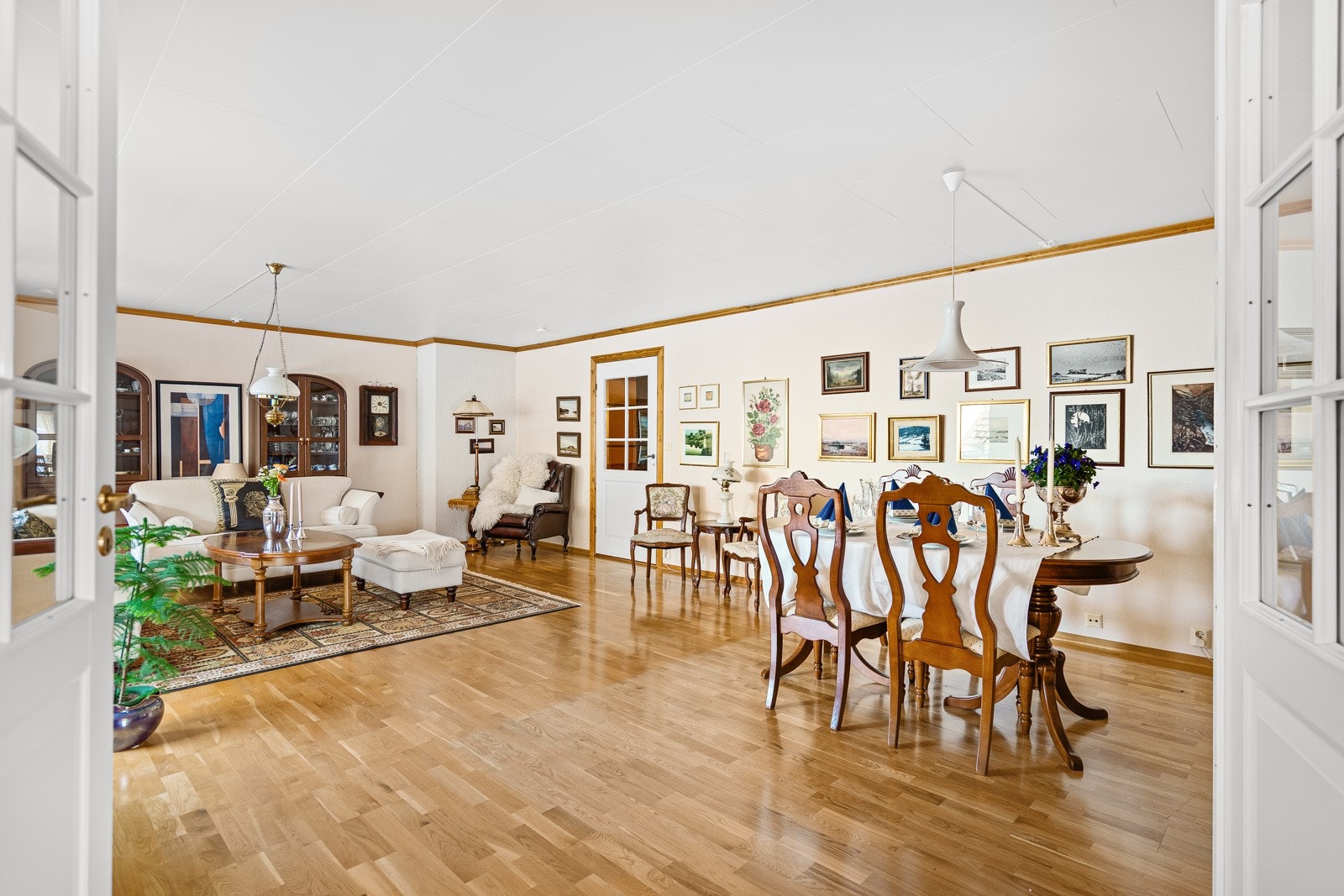 Hovedstuen er romslig og lys med flere møbleringsmuligheter. Galleribilde