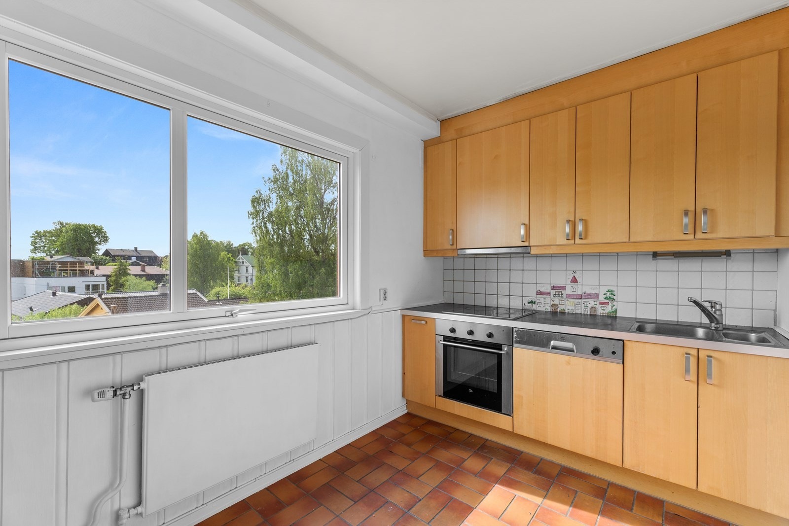 Stekeovn, platetopp og oppvaskmaskin er integrert i innredningen. Galleribilde