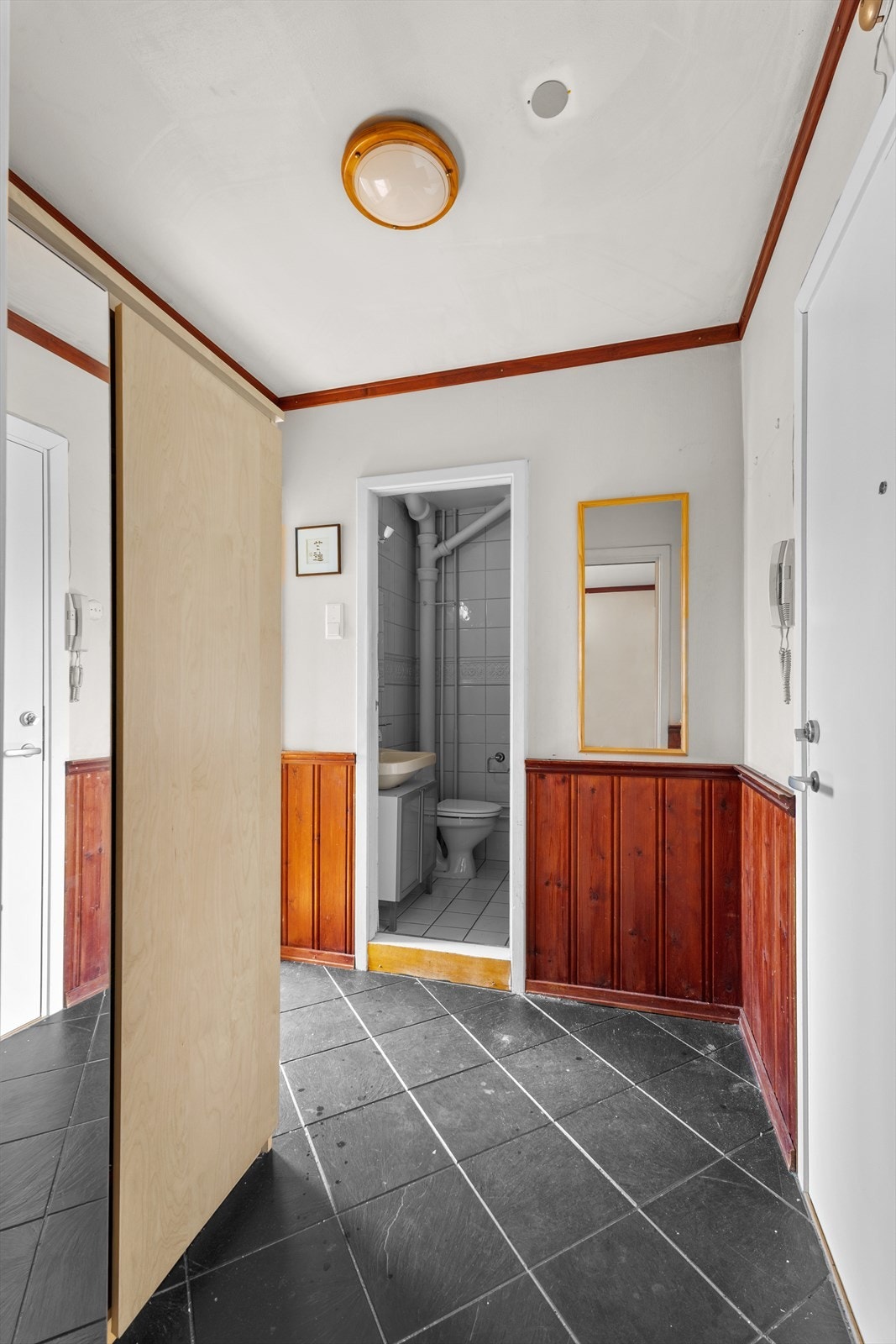 Stor entrée med god plass til diverse oppbevaringsmuligheter. Boligen disponerer to store eksterne boder på ca. 8 m². Dørcalling. Galleribilde