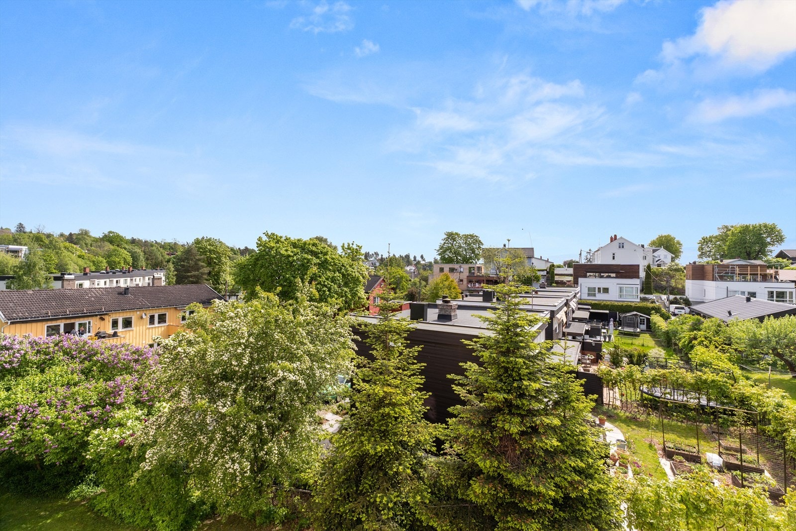 Balkongen er høytliggende og tilbaketrukket med flott utsyn. Galleribilde