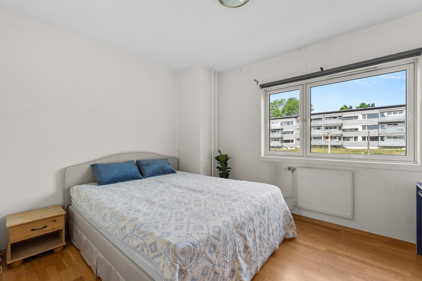 Romslig hovedsoverom med god plass til dobbeltseng, nattbord og garderobeskap. Galleribilde