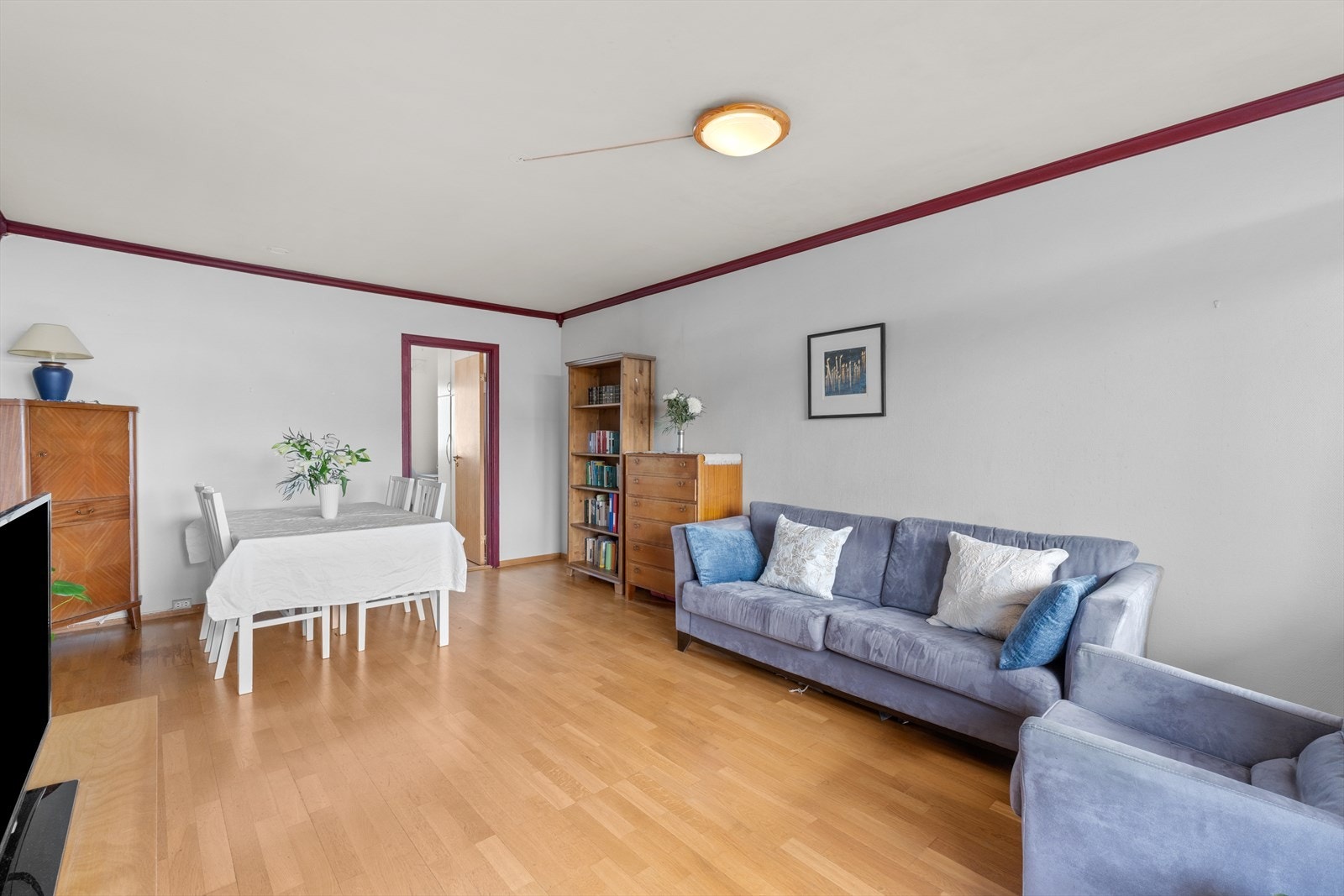I stuen er det god plass til sofa med tilhørende medie- og oppbevaringsmøblement samt romslig spisebord. Galleribilde