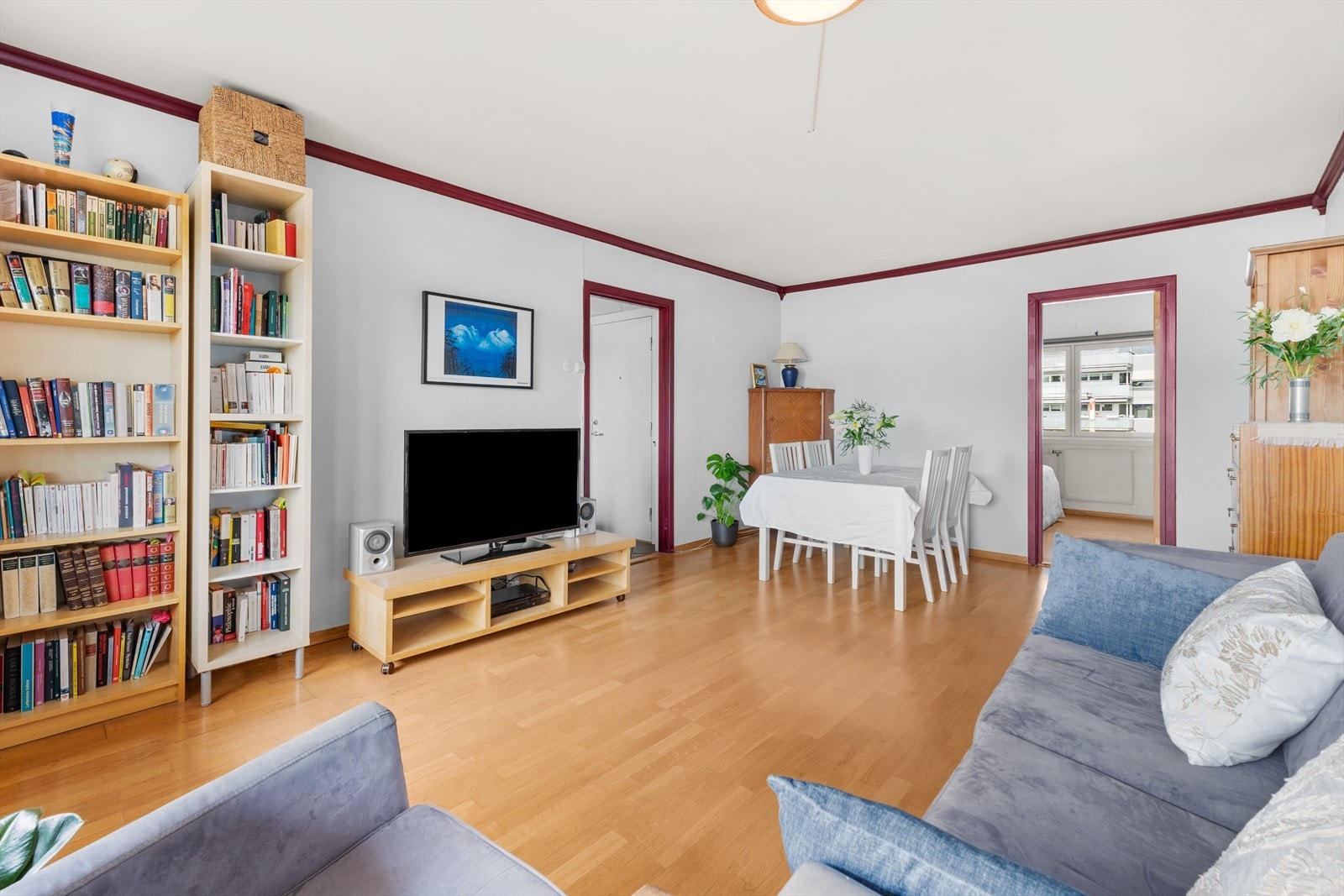 Fyring, varmtvann og kabel-TV/bredbånd er inkludert i felleskostnader. Galleribilde