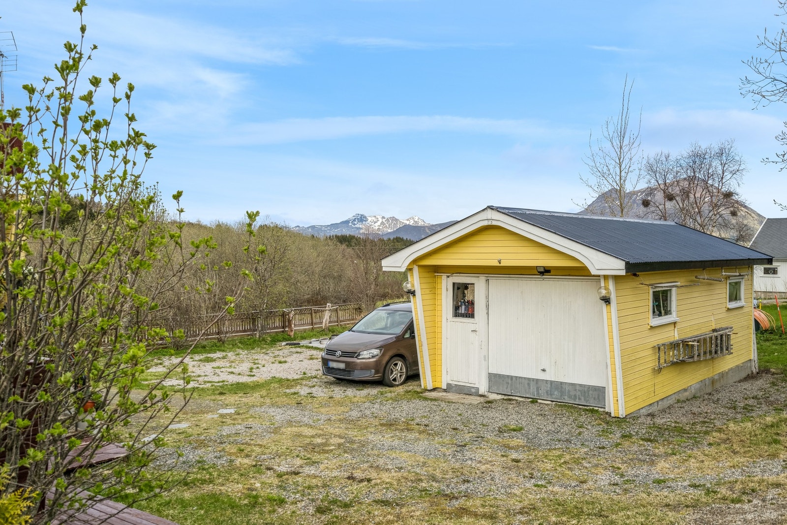 Det er romslig garasje på eiendommen. Galleribilde