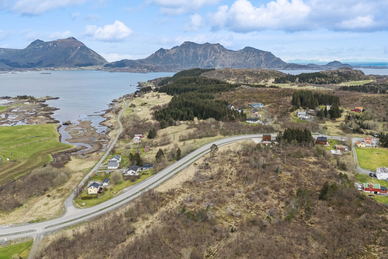 Kort avstand til Leknes sentrum, hvor man finner de fleste hverdagslige fasiliteter. Det er bussholdeplass like i nærheten av boligen. Galleribilde