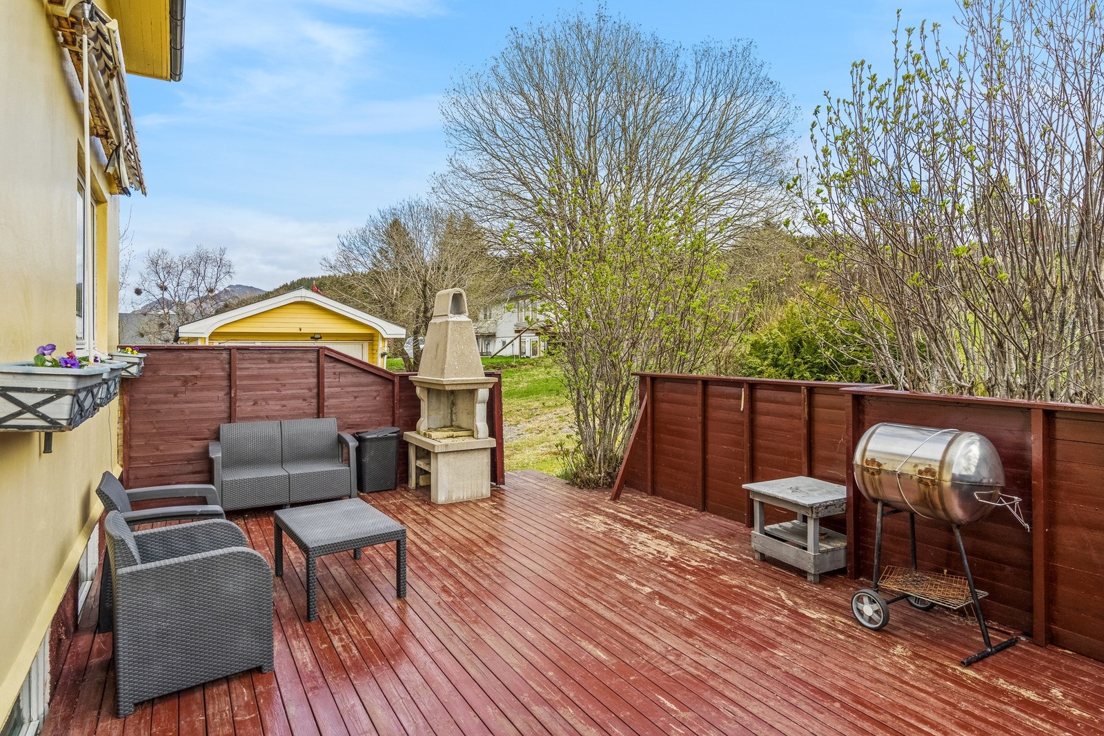 Solrik terrasse med mye møbleringsplass. Galleribilde