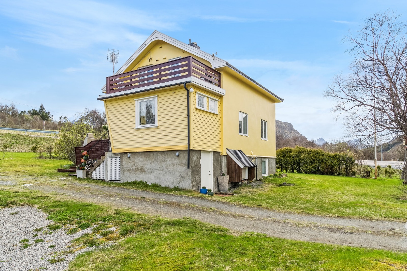 Tomten er litt i overkant av 2 mål, og byr på gode solforhold. Galleribilde