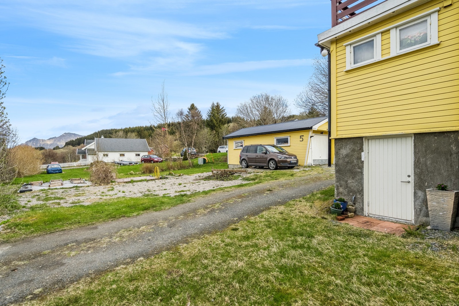 Gårdsplassen er grusbelagt og har godt med biloppstillingsplasser. Galleribilde