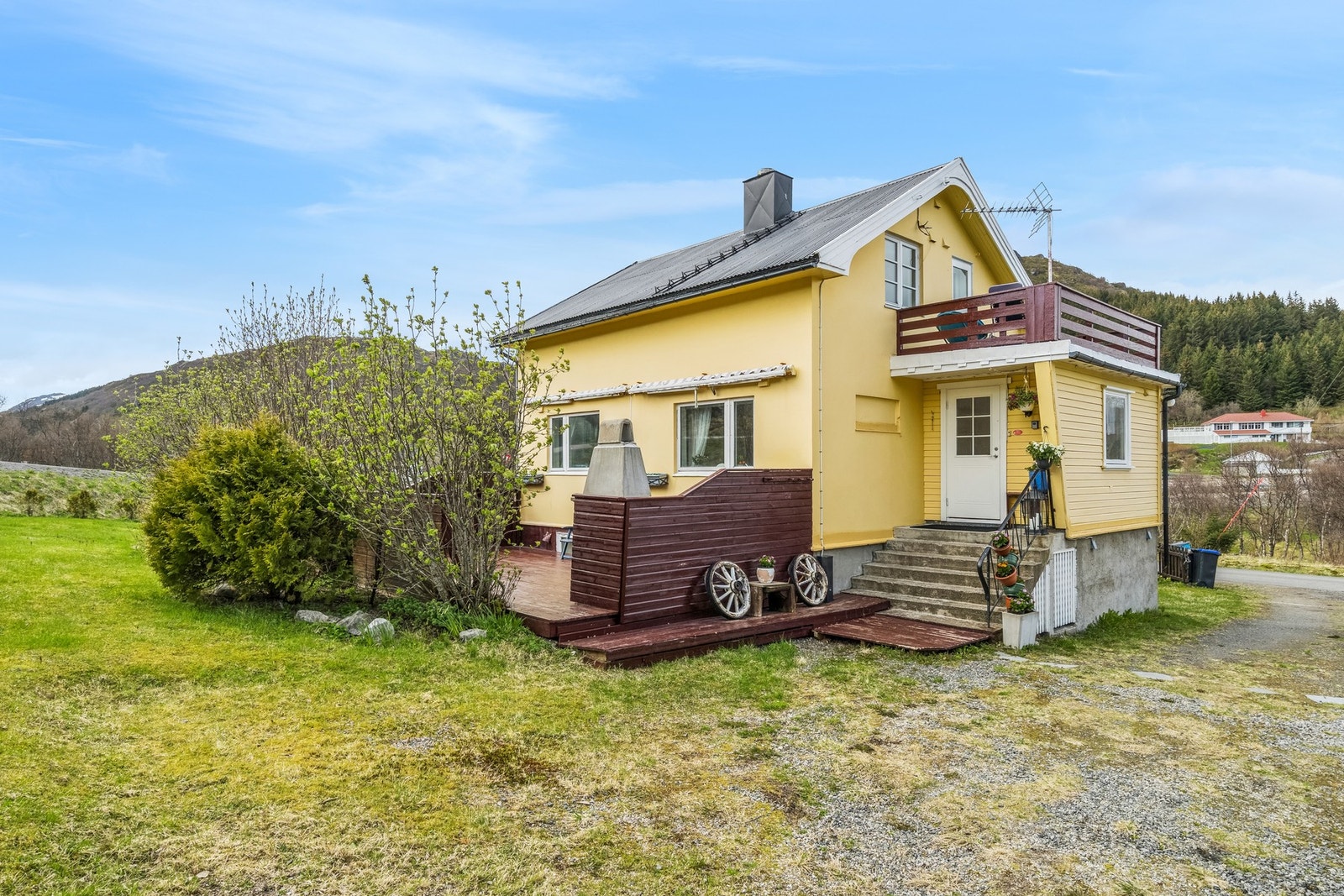 Eneboligen er etablert på en stor tomt, mellom Gravdal og Ballstad i Lofoten. Galleribilde
