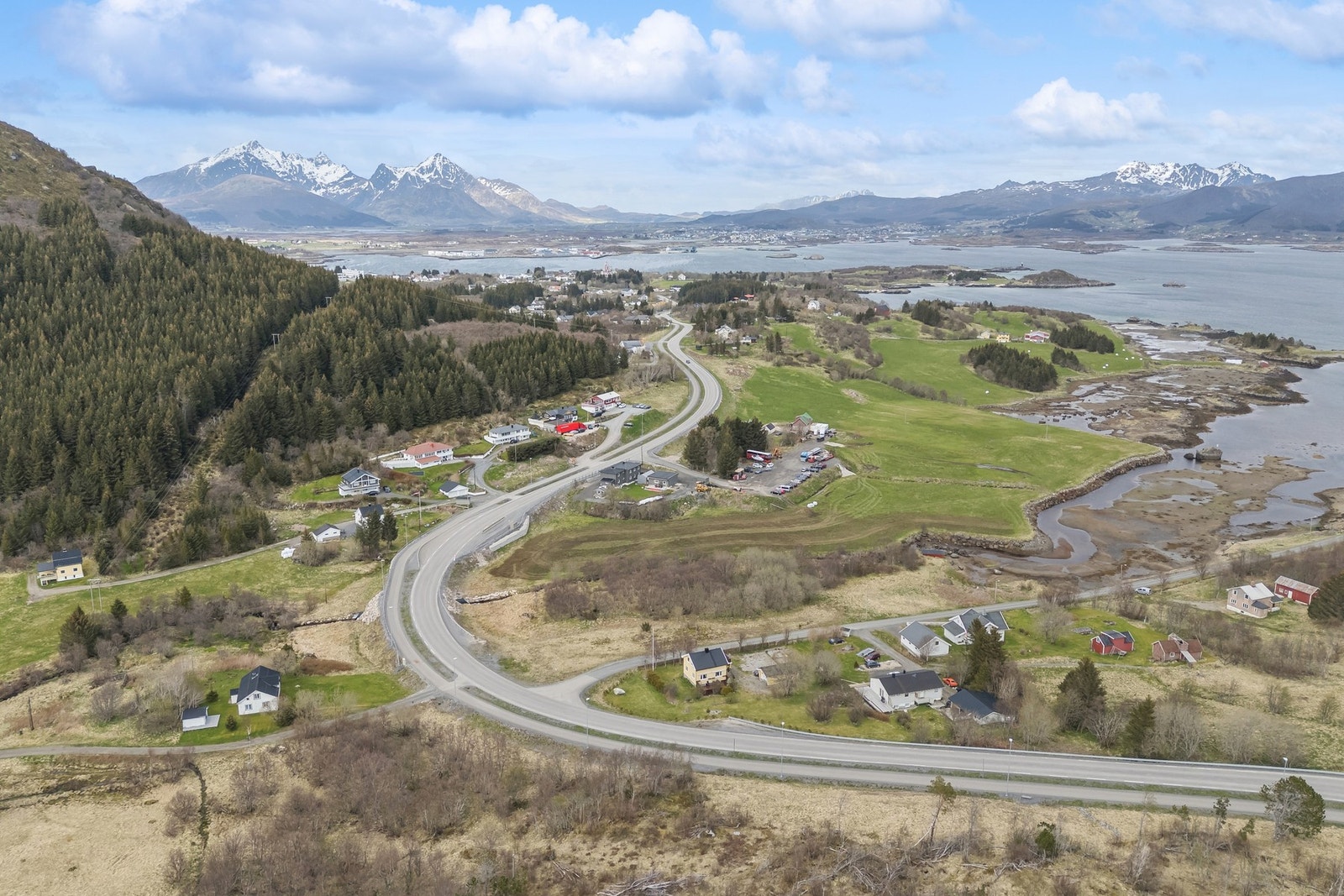 Fra eiendommen er det kort vei til dagligvarebutikker, skoler, barnehager og SFO. I tillegg til Gravdal sykehus. Galleribilde