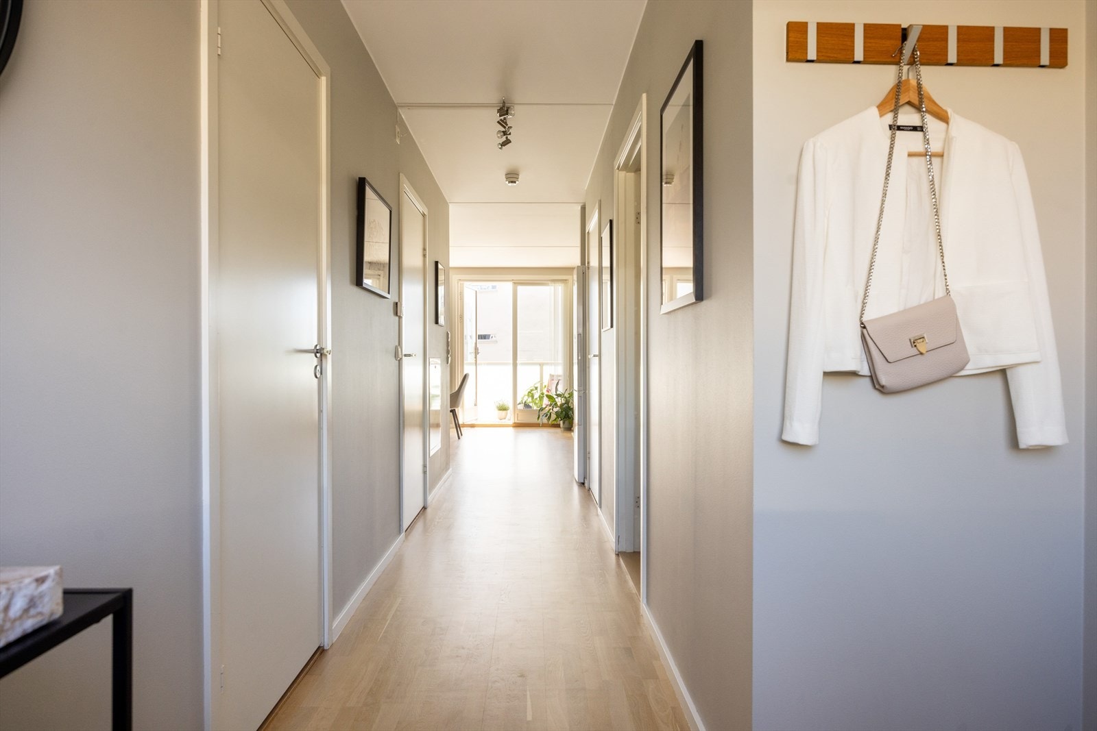 - Det første som møter deg i leiligheten er en lys og innbydende entré som gir et godt førsteinntrykk av leiligheten - Galleribilde