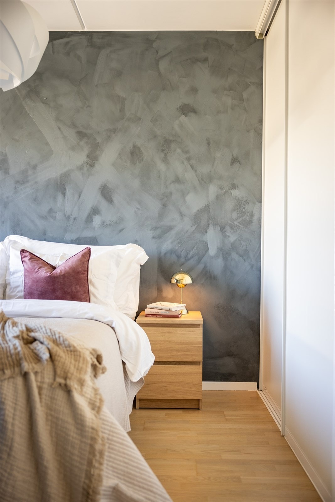 - God plass til dobbeltseng med tilhørende nattbord - Galleribilde