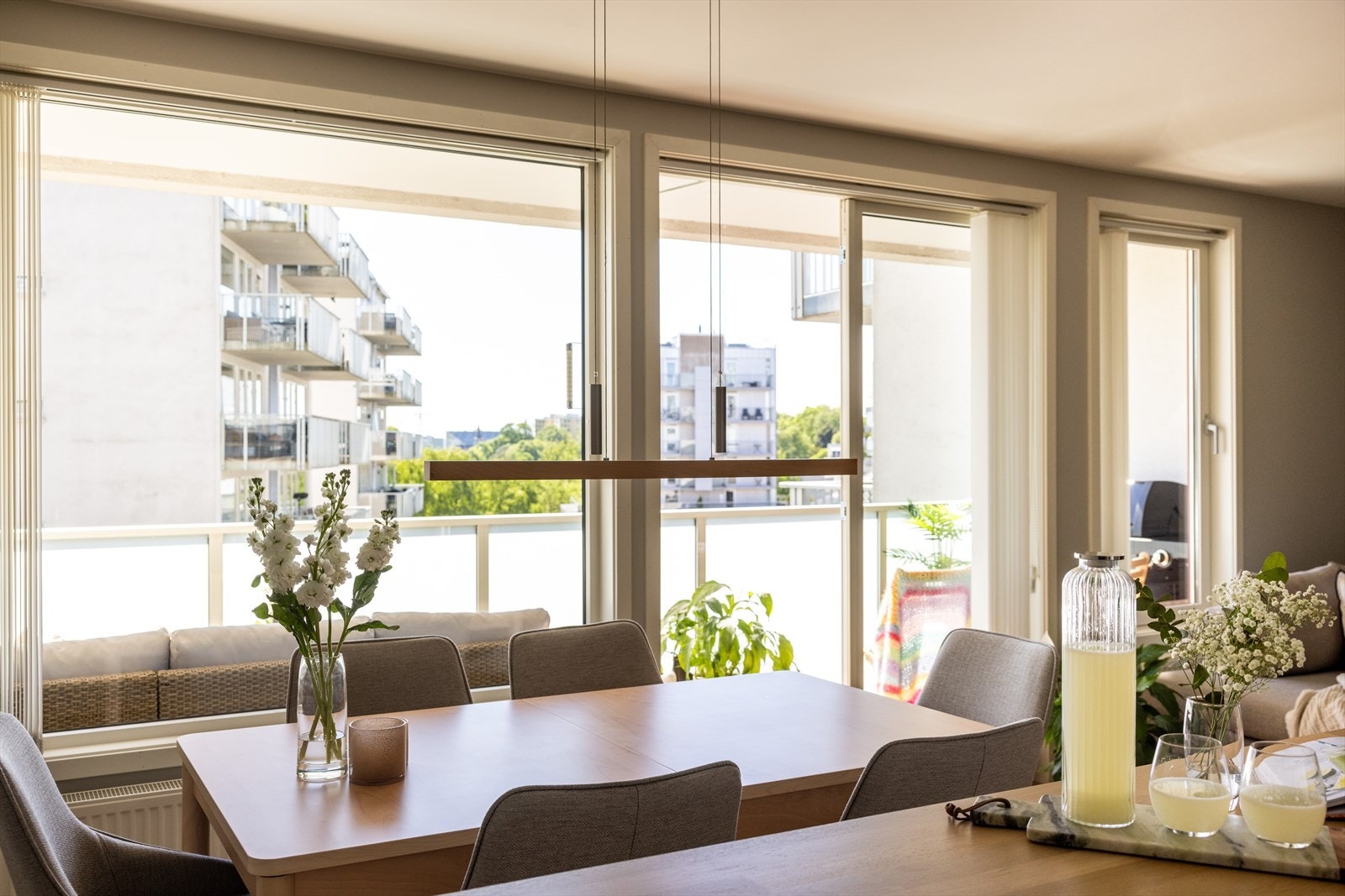 - Store vindusflater som gir rikelig med luft og lys - Galleribilde