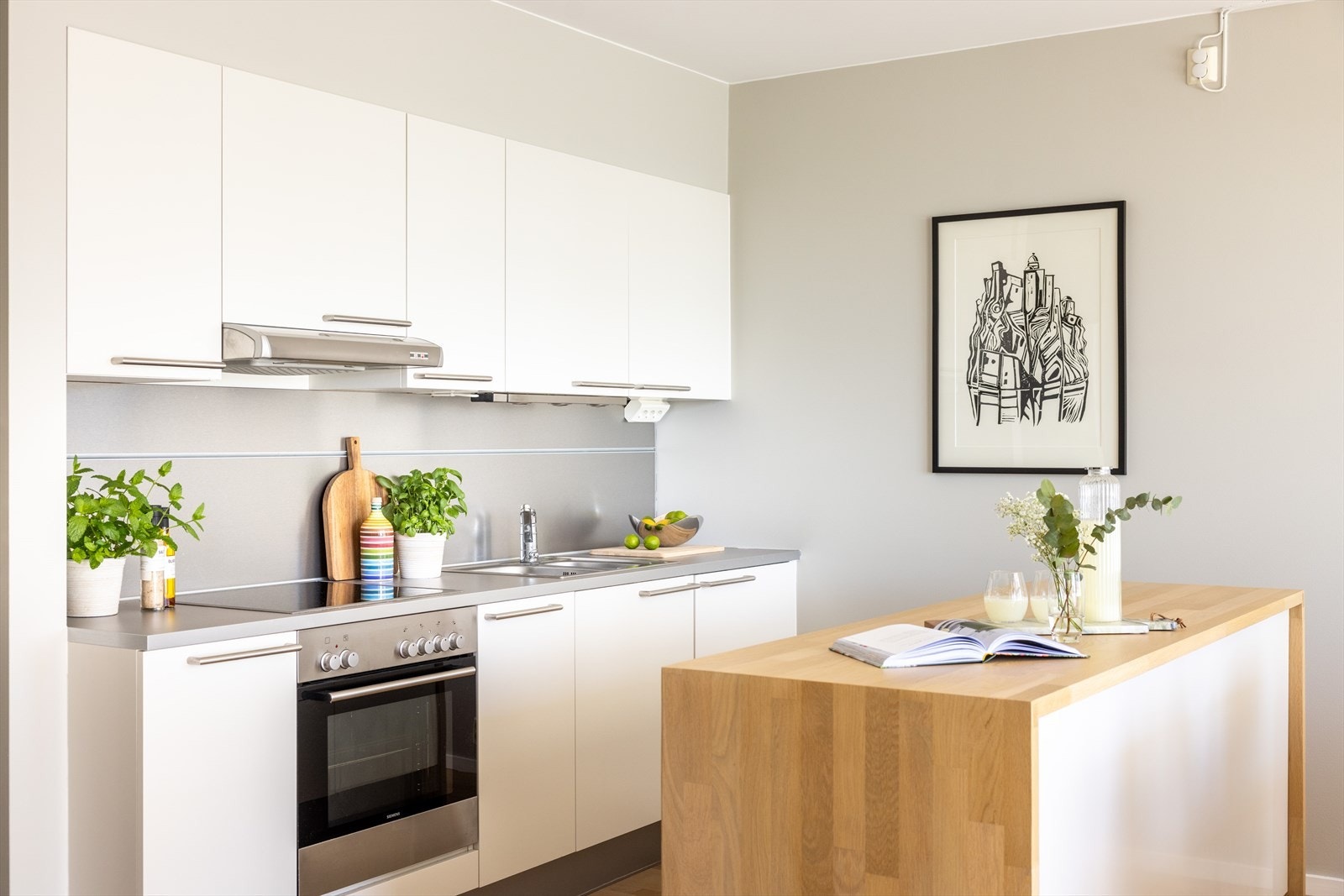 - Kjøkkenet har godt med benk- og skapplass. Av hvitevarer er det integrert oppvaskmaskin, platetopp og stekeovn. Kjøkkenventilator med avtrekk ut - Galleribilde