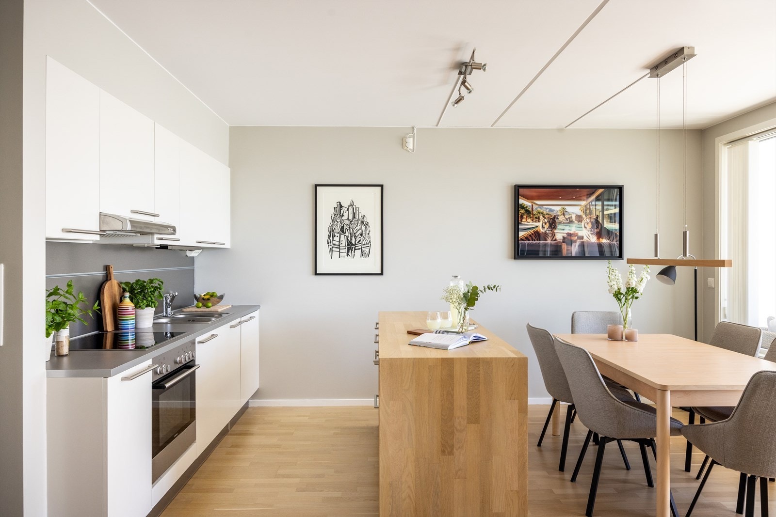 - Moderne kjøkkeninnredning med glatte fonter og laminat benkeplate med nedfelt vaskekum - Galleribilde