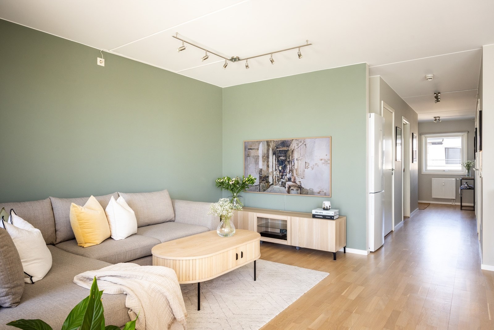 - God plass til sofaseksjon med tilhørende møblement og TV-benk - Galleribilde