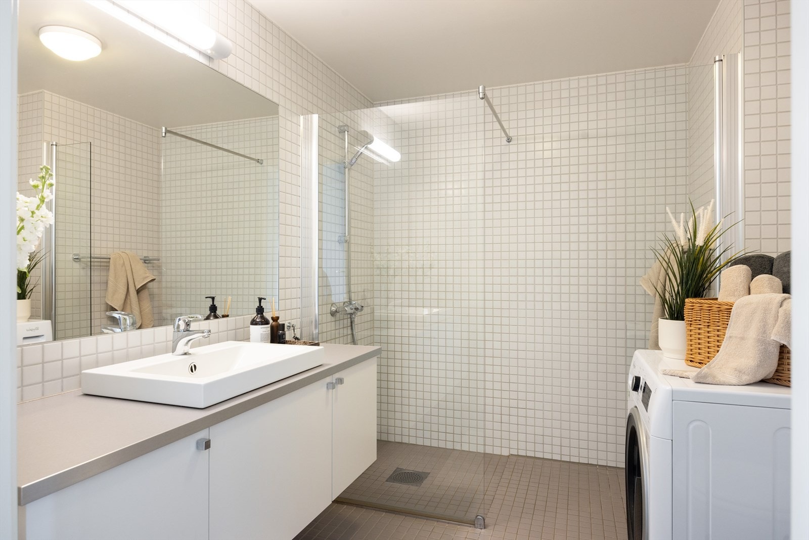 - Flislagt baderom fra byggeår med vannbåren gulvvarme og downlights i himling - Galleribilde