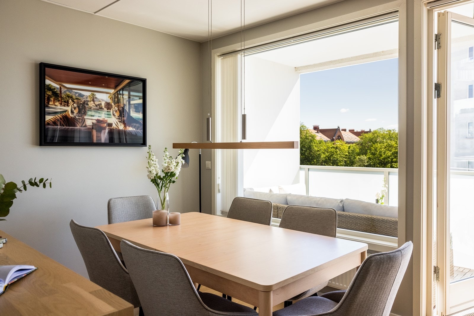 - Plass til spisebord. Perfekt for sosiale sammenkomster! - Galleribilde