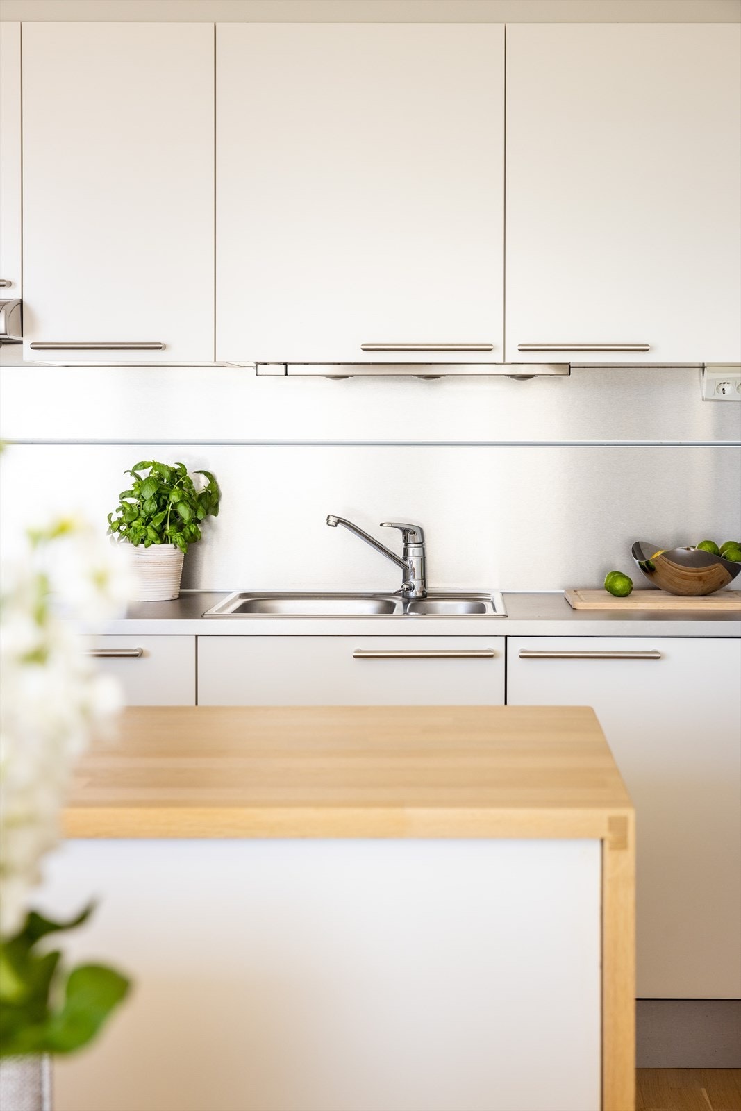 - Kjøkkenet har også en herlig kjøkkenøy som ble slipt og oljet i 2023 - Galleribilde