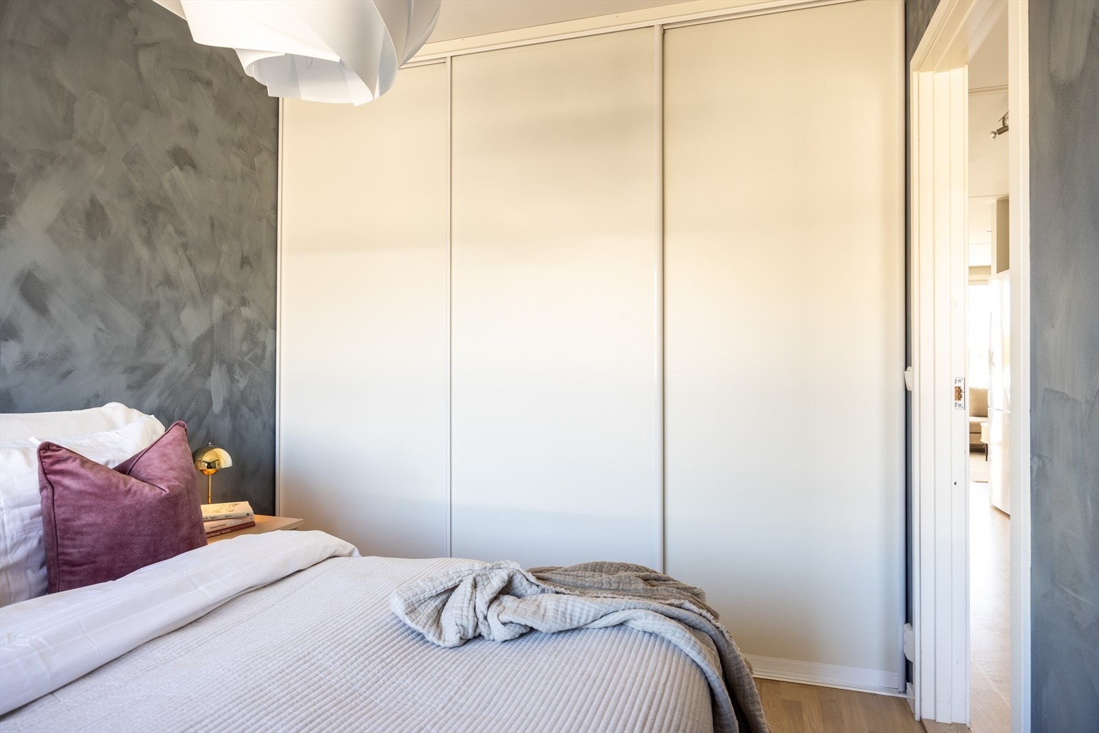 - Masse oppbevaringsplass i skyvedørsgarderobe - Galleribilde