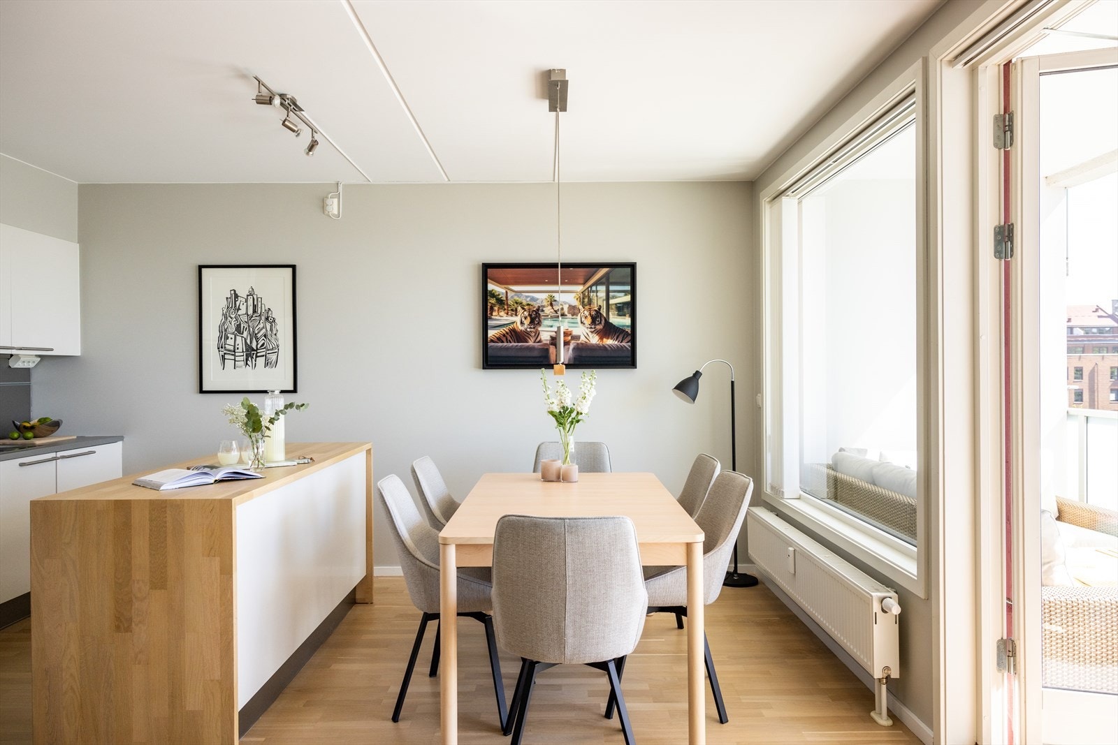 - HTH-kjøkken fra byggeår med åpen løsning mot stuen - Galleribilde