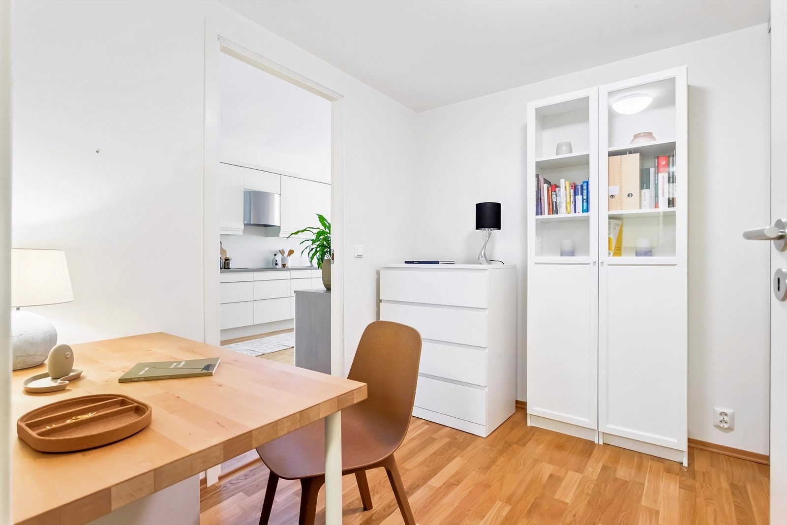 Praktisk rom som kan brukes som hjemmekontor, garderobe eller bod. Her kan man enkelt innrede og tilpasse rommet etter egne behov. Galleribilde