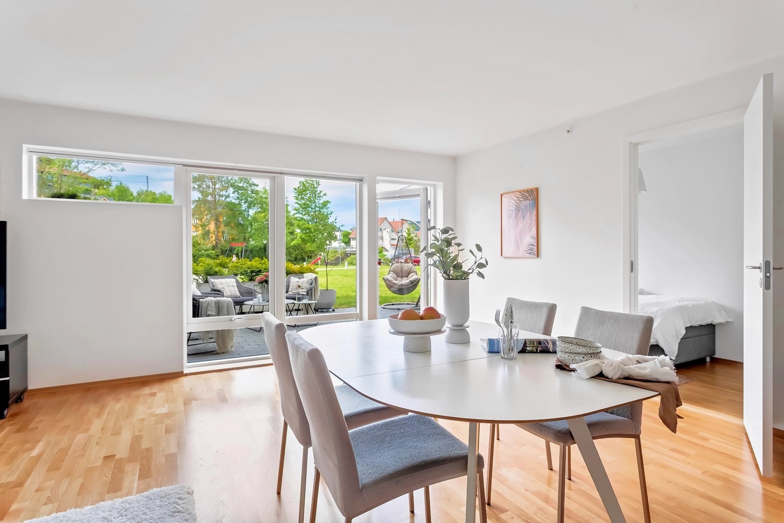 Utgang fra stue til solrik markterrasse, en herlig boltreplass for store og små, spesielt sommerstid. Galleribilde
