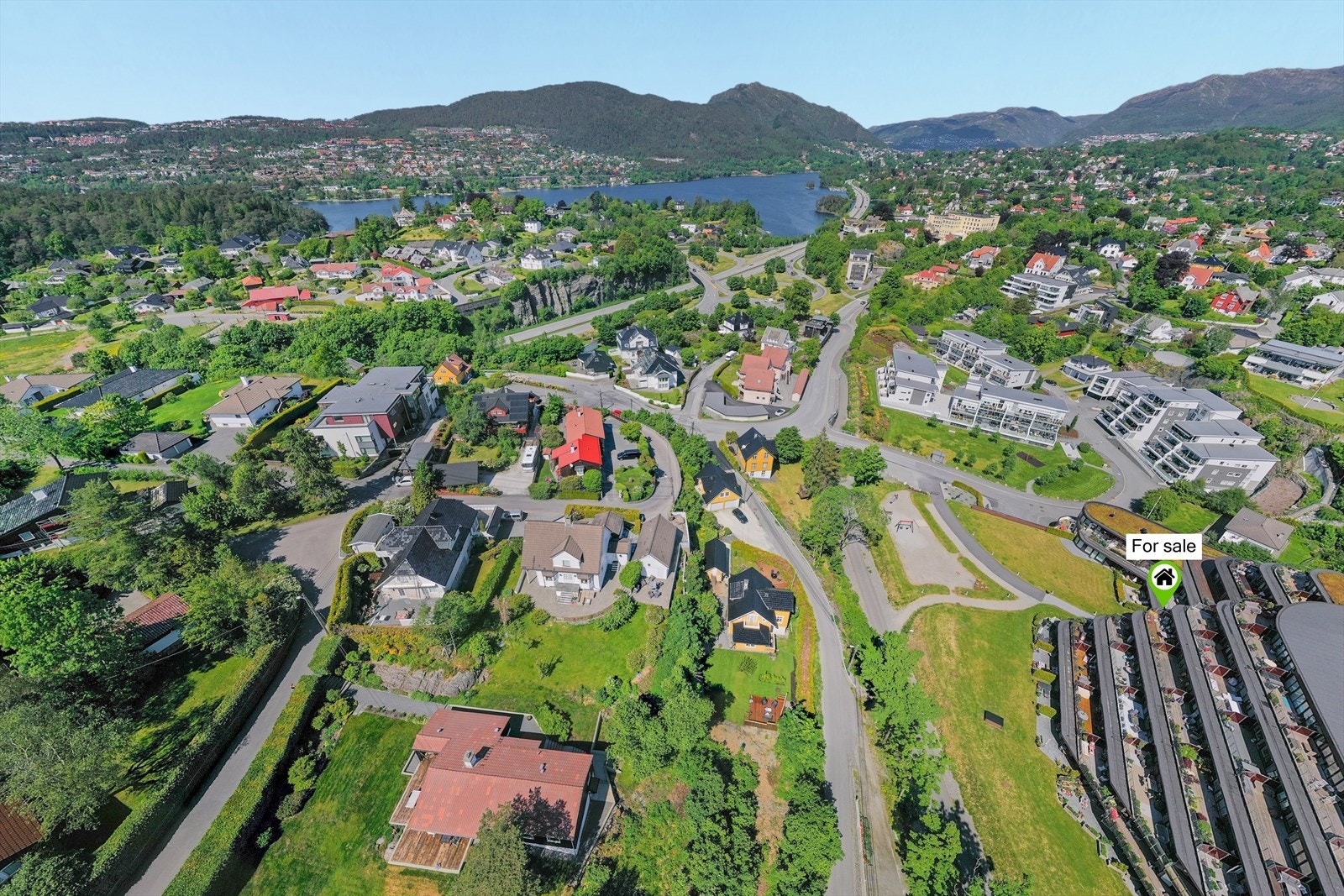 Du finner flere barnehager i området, som Hop Oppveksttun barnehage, Ramstad barnehage og Paradis barnehage. Dagligvarebutikker som Matkroken Strønen og Kiwi Paradis ligger i gangavstand. Galleribilde