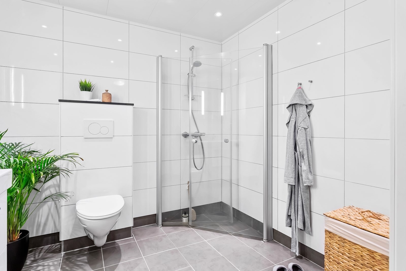 Elegant, helfliset baderom med varme i gulv. Galleribilde