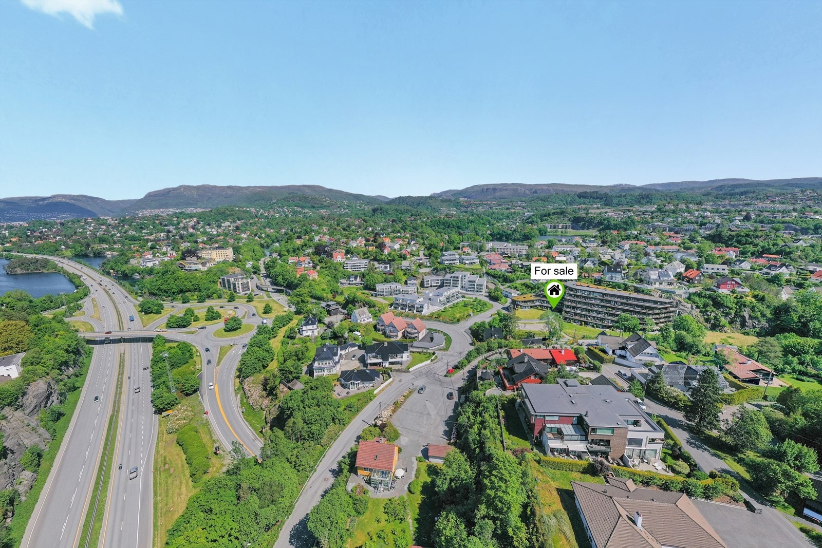 Bussholdeplass, Hop Sjølinjen, ligger par minutter unna, og det er flere buss- og bybanestopp i nærheten.
Ideell plassering midt mellom Flesland og Bergen sentrum. Galleribilde