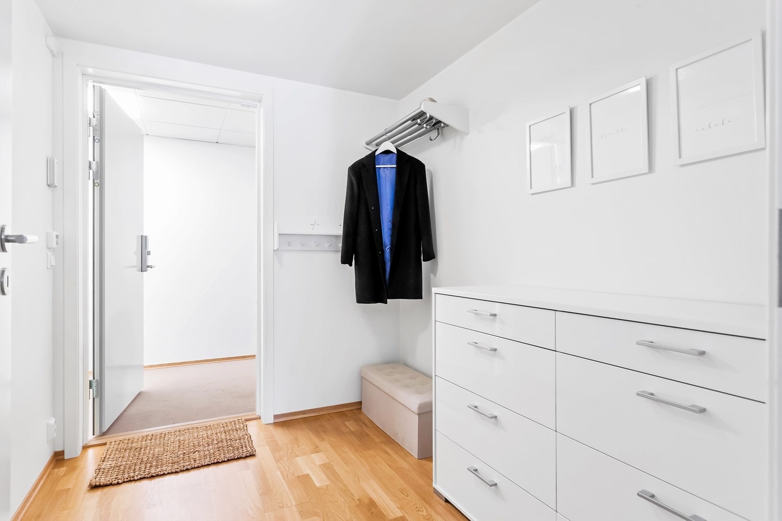 Lys og romslig entré med god plass til garderobeløsning. Gjennomgående i leiligheten er tre-stavs parkett og velholdte overflater. Galleribilde