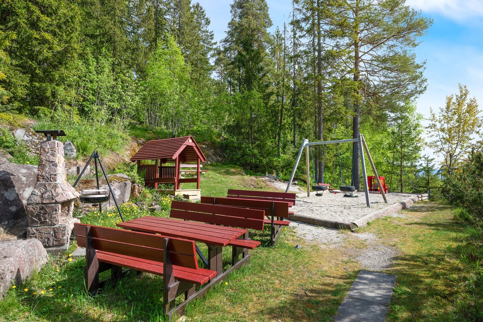 Barnevennlig borettslag med lekeplasser på fellesområdet og kort vei til både barnehager og skoler. Galleribilde