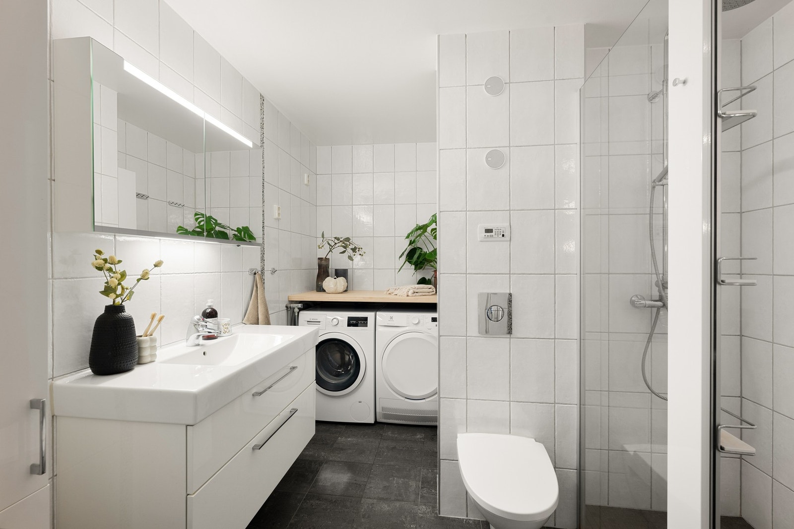 Hovedbadet ble pusset opp i 2011 og har ferdigattest. Opplegg for vaskemaskin og tørketrommel med benkeplate over. Galleribilde