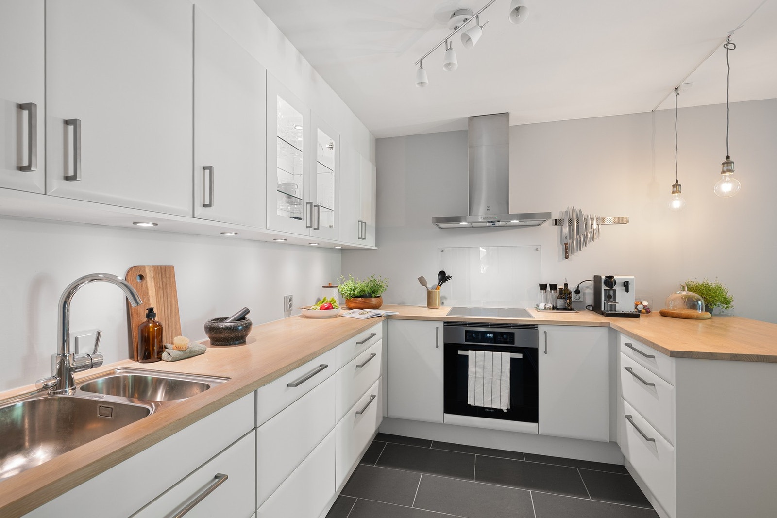 Moderne Sigdal-kjøkken fra 2018 med integrerte hvitevarer fra Miele og Bosch. Galleribilde