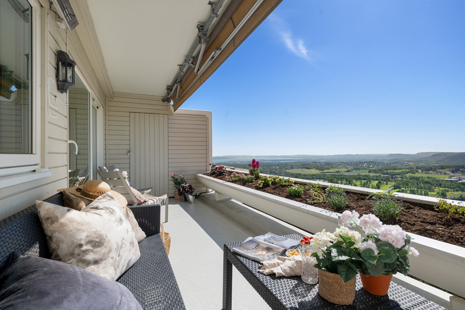 Sydvestvendt terrasse på ca. 12 kvm med svært gode solforhold. Galleribilde