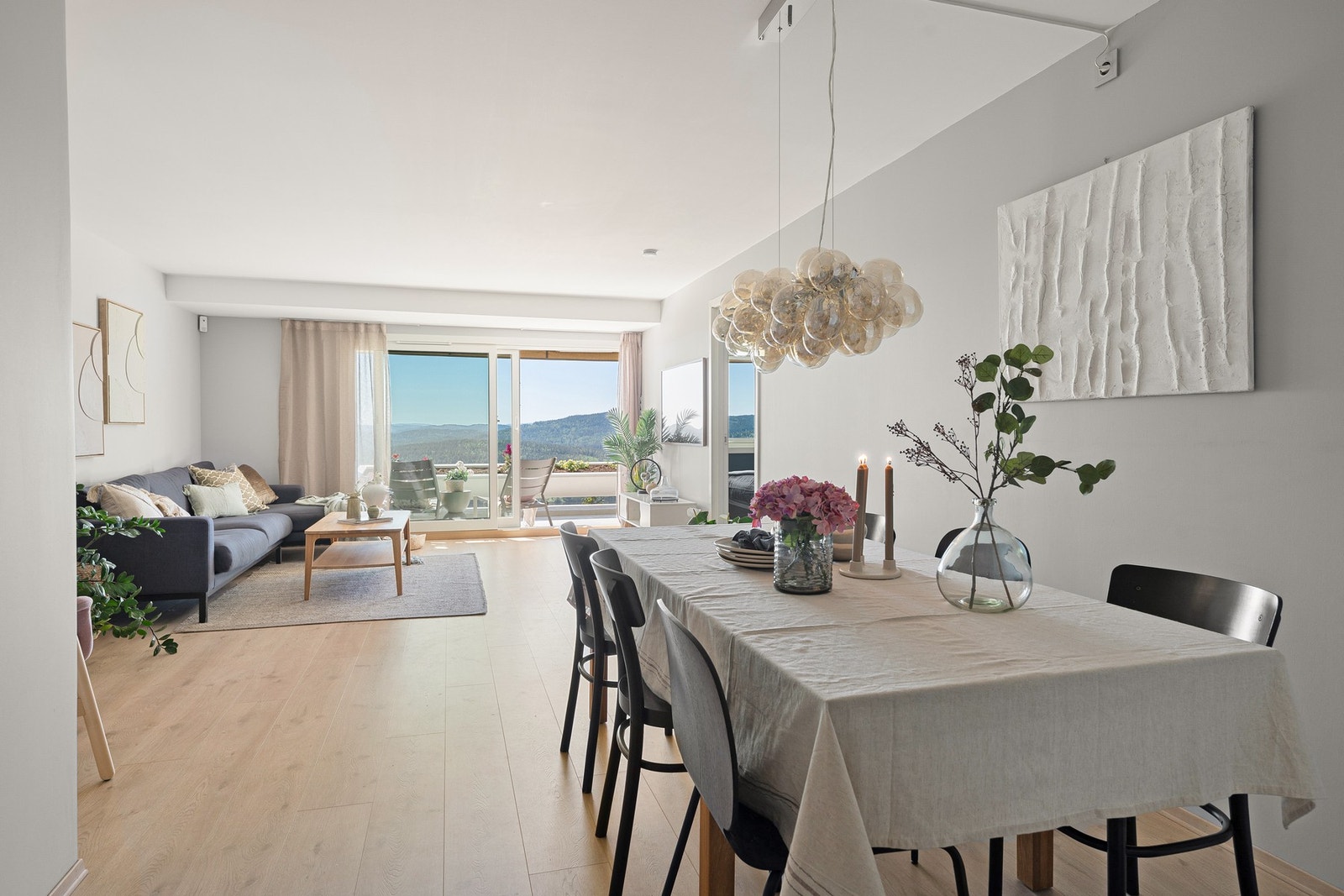 Romslig stue med plass til både sofagruppe og spisebord. Galleribilde
