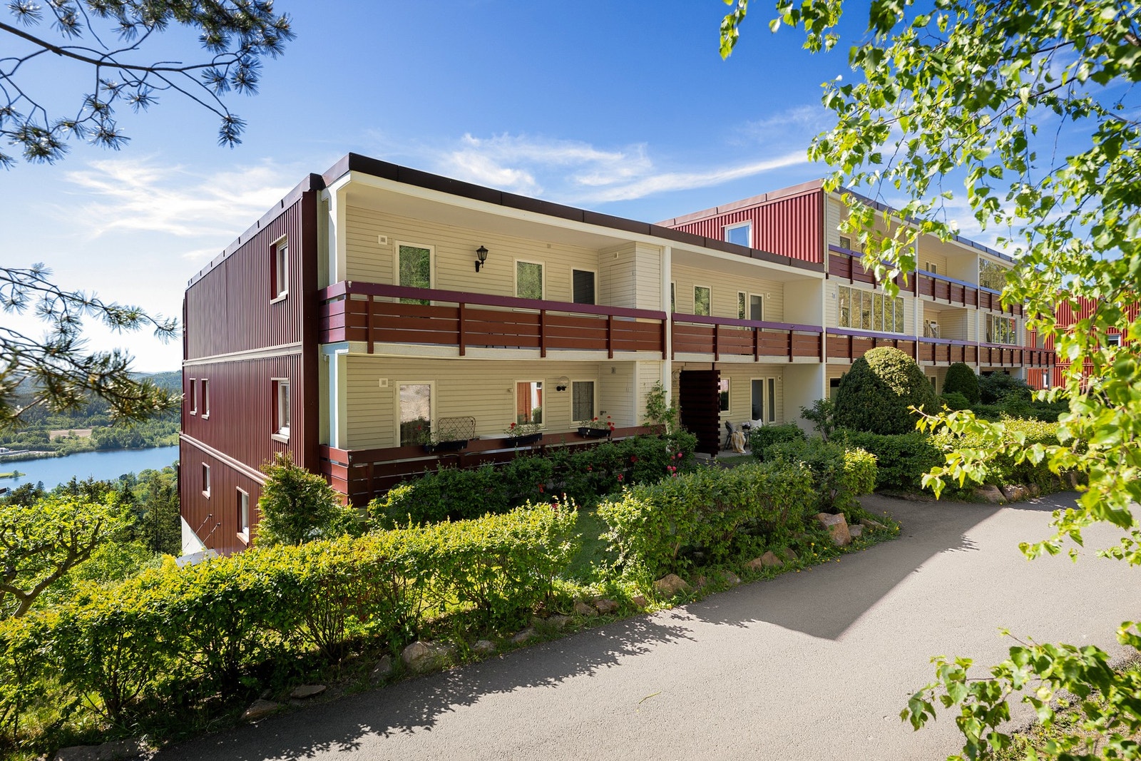 Måltrostskogen Borettslag ligger høyt og fritt til på Holmenkollens vestside, som en del av et veletablert og attraktivt boligområde med utsyn over Bogstadvannet. Galleribilde