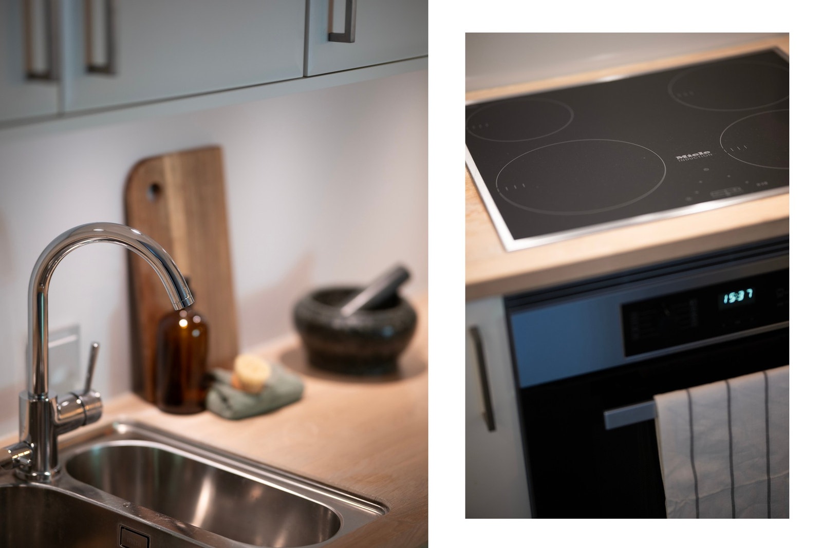 Benkeplate i heltre eik, belysning under overskap og glassfelt bak induksjonstopp. Galleribilde