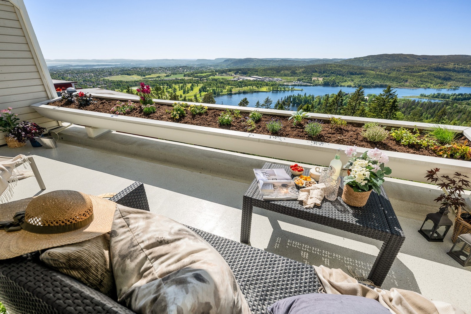 Terrassen har flott utsyn over fjorden og omkringliggende åslandskap. Galleribilde