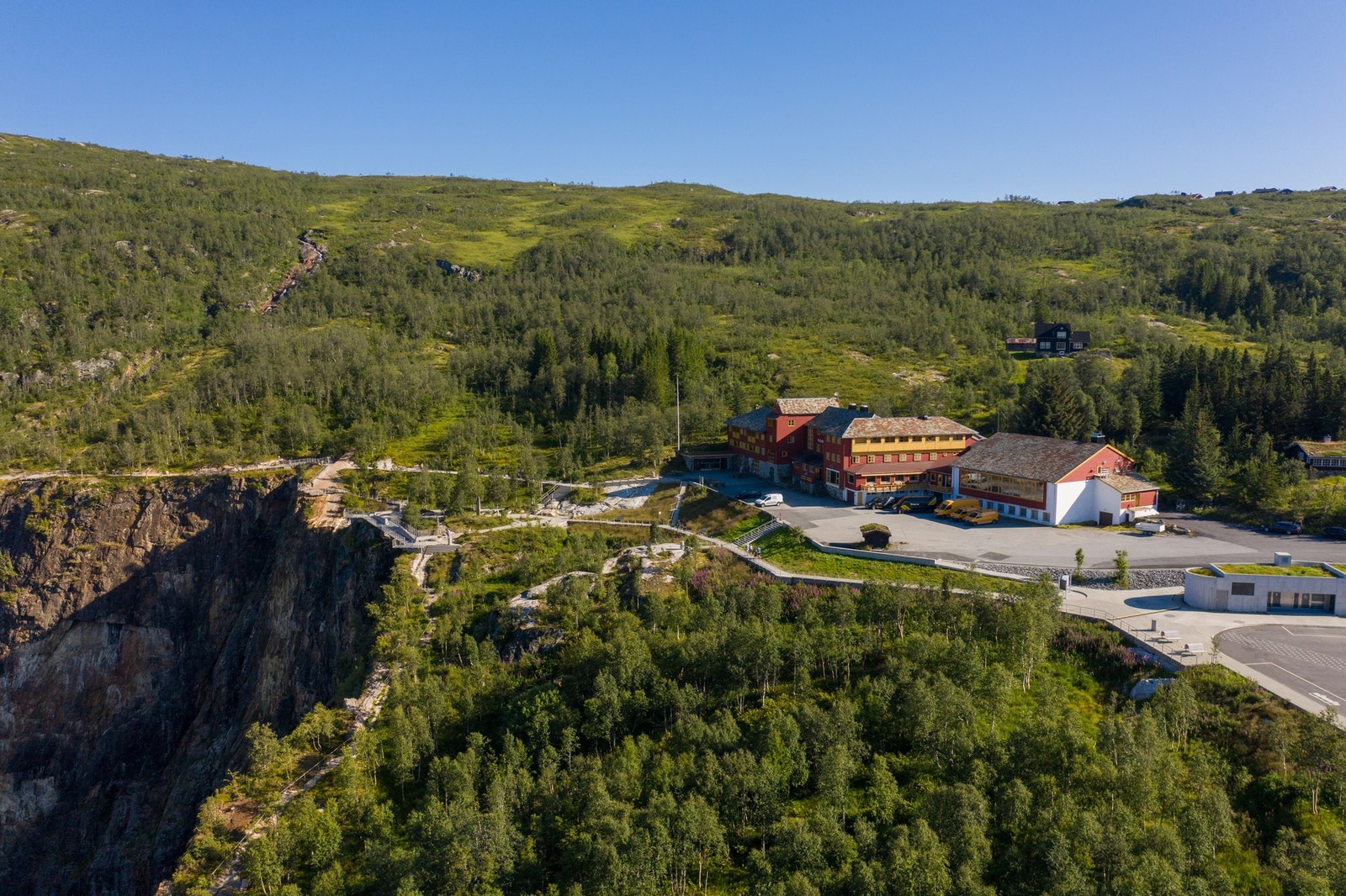 Det historiske hotellet Fossli Hotel ligger rett ved Vøringsfossen, dette var blant annet et av Edvard Griegs favorittsteder Galleribilde