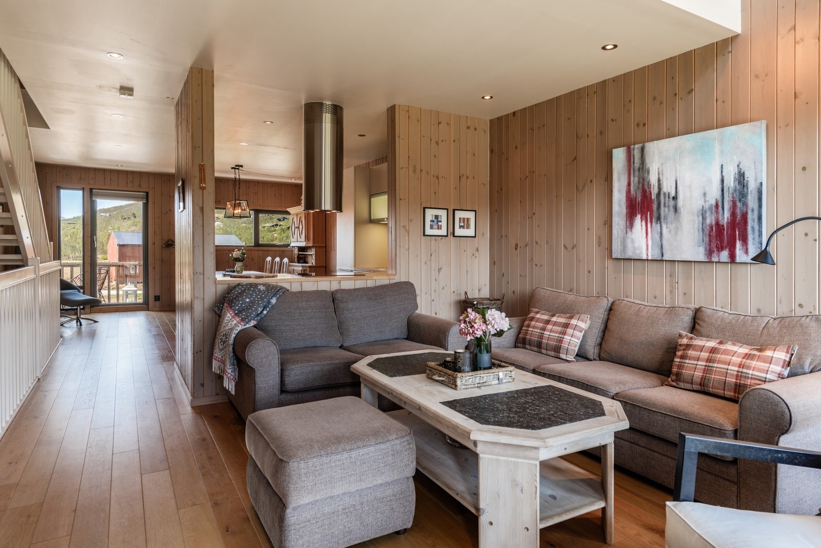 Den åpne løsningen mellom kjøkken og spisestue gjør matlagingen sosial og hyggelig Galleribilde