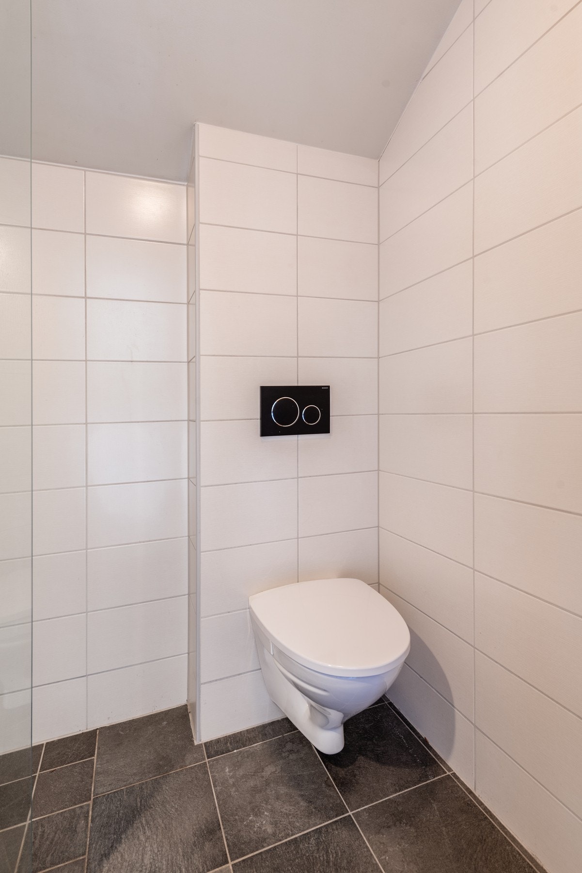 Leiligheten har flott flislagt bad i tredje etasje Galleribilde