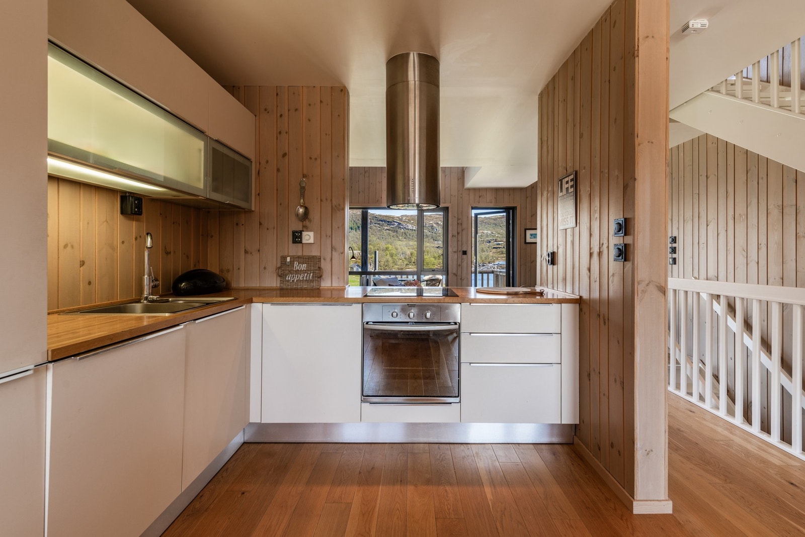 Kjøkkenet har en fin åpning mot stuen som åpner rommet Galleribilde